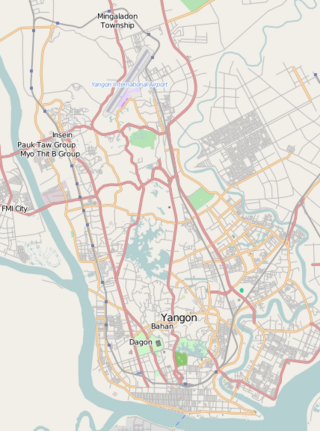 Mapa konturowa Rangunu, blisko dolnej krawiędzi nieco na prawo znajduje się punkt z opisem „Katedra Najświętszej Marii Panny w Rangunie”