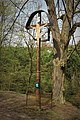Čeština: Vesnice Zahrada, část obce Kaly, okres Brno-venkov. Dřevěný kříž datovaný 1971 u západní přístupové cesty do vsi.