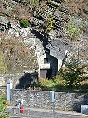 Zugemauerter Schieferstollen unterhalb der Burg Monschau