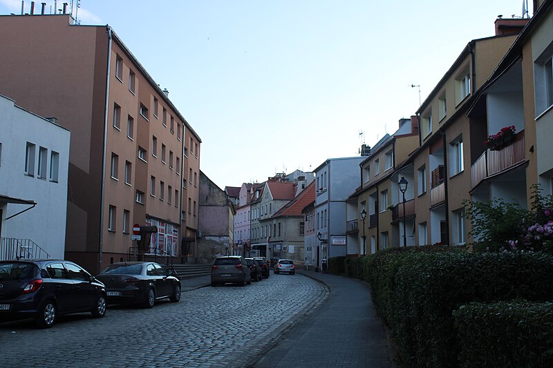 File:Zwycięstwa Street in Wołów.jpg