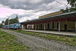 Binario della stazione e treno elettrico ED9M