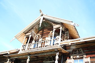 Вишка з балкончиком північноросійської ізби (музей Кижі). Фронтон прикрашений причолинами і полотенцем, зверху видно кінець охлупня.