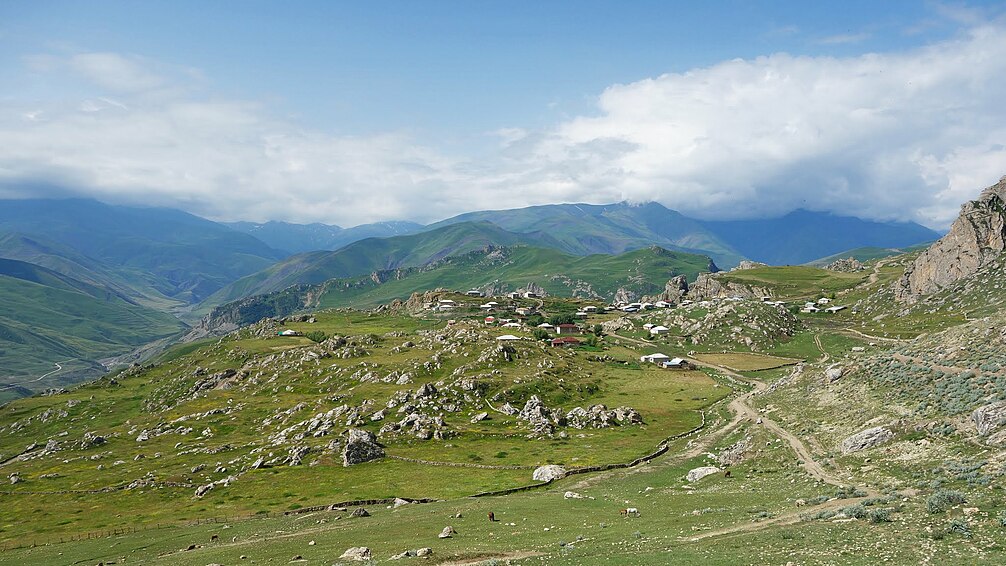 Какого селения. Азербайджан село Крыз. Азербайджане село Джек. Генух Дагестан. Гюдюргю селение крепость.