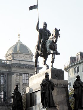Statue équestre de saint Venceslas (1912) par Josef Václav Myslbek entouré des saints patrons de la Tchécoslovaquie par Alois Dryác. Le Musée national de Prague en arrière-plan