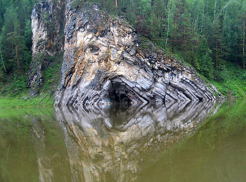 File:Природный парк Чусовской. Чусовая, камень Печка 04.jpg