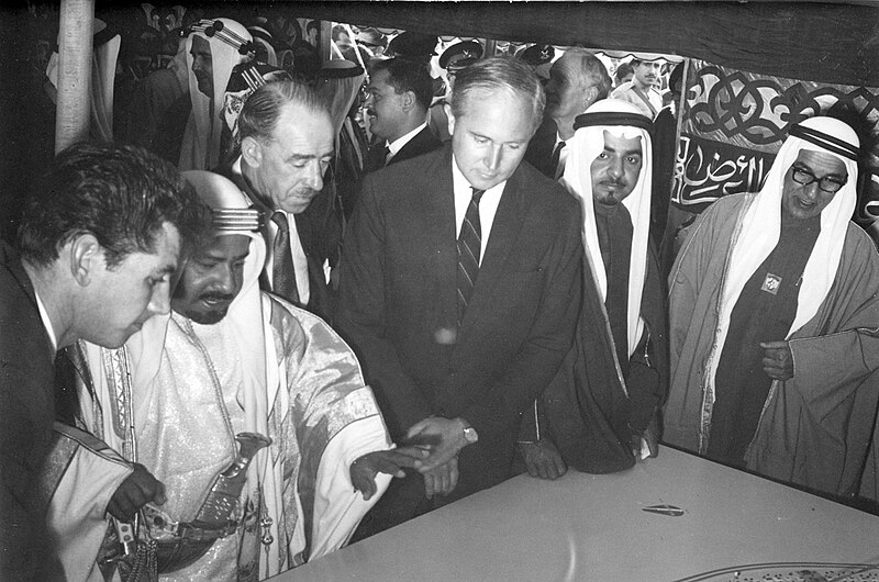 File:الأمير عيسى بن سلمان آل خليفة خلال وضع حجر الأساس لمدينة عيسى عام 1963م.jpg