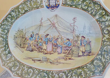Plat avec décor de noce bretonne. A plate held in the collection of the Manoir de Kerazan, foundation Astor.