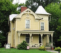 Queen Anne-style house at 1007 Oak Avenue, built circa 1890. 1007-oak-knoxville-tn1.jpg