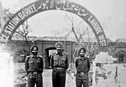 Các sĩ quan Lục quân Ấn Độ thuộc Trung đoàn Sikh số 4 chiếm đóng đôn cảnh sát ở Lahore, Pakistan, sau khi giành chiến thắng trong trận Burki, trong chiến tranh Ấn Độ-Pakistan 1965.