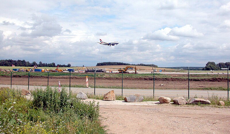 File:20070705010DR Dresden-Klotzsche Flugplatz Landebahnausbau.jpg