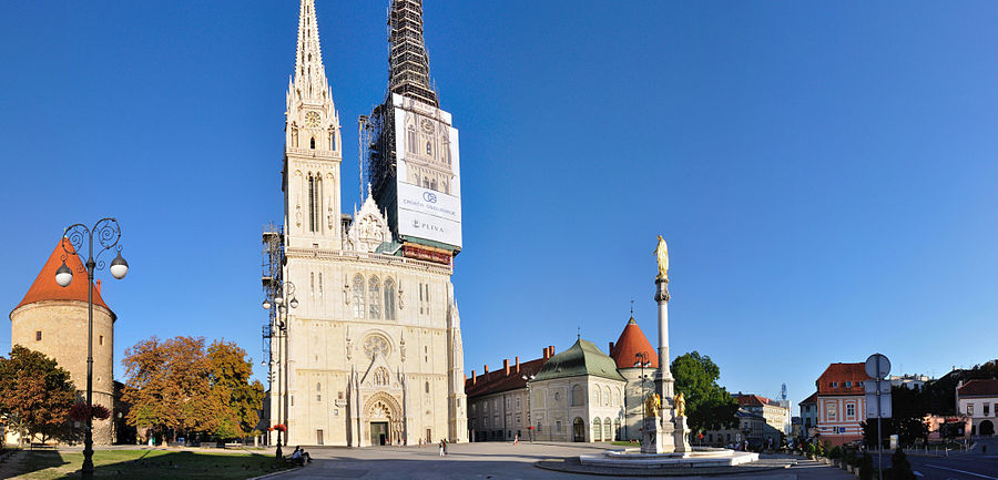 Panoramavy över Kaptols centrala del. Från vänster: Ett torn från katedralens medeltida försvarsverk, Zagrebs katedral och Ärkebiskopens palats. På bildens syns även Heliga Marias kolumn med änglar och fontän. Längst till höger gata som leder till Nedre staden och Ban Jelačićs torg.