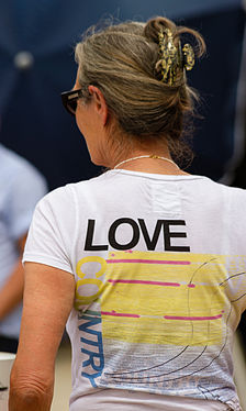 Rückseite einer Frau mit T-Shirt Back of a woman with T-Shirt