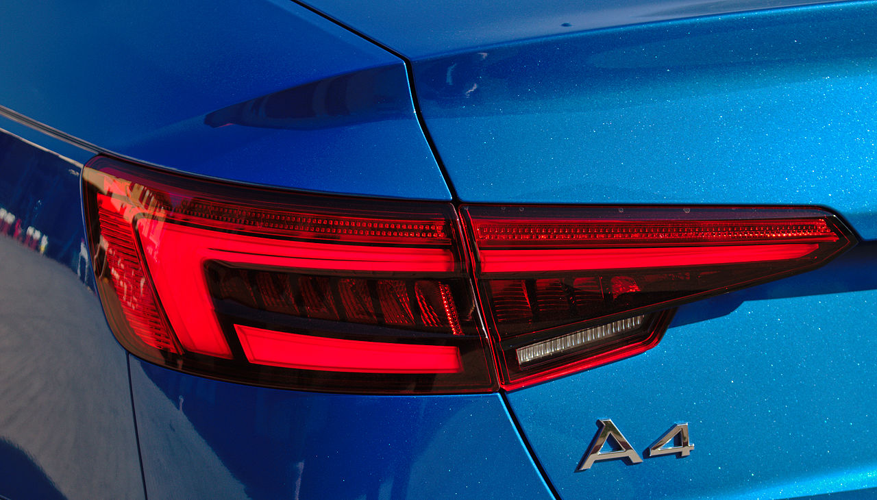 File:2015 Audi A4 B9 S line Arablau-Kristalleffekt LED-Heckleuchte  Detail.jpg - Wikipedia