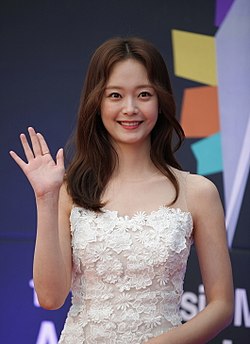 Jeon So-min im weißen Kleid, das 2017 für die Kamera trägt