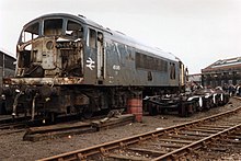 D64 (45 045) der British Rail steht nach ihrer Ausmusterung im Jahr 1983 als Ersatzteilspender bei den Derby Works; gut erkennbar: die niedrige Tür zwischen Führerstand und Frontnase