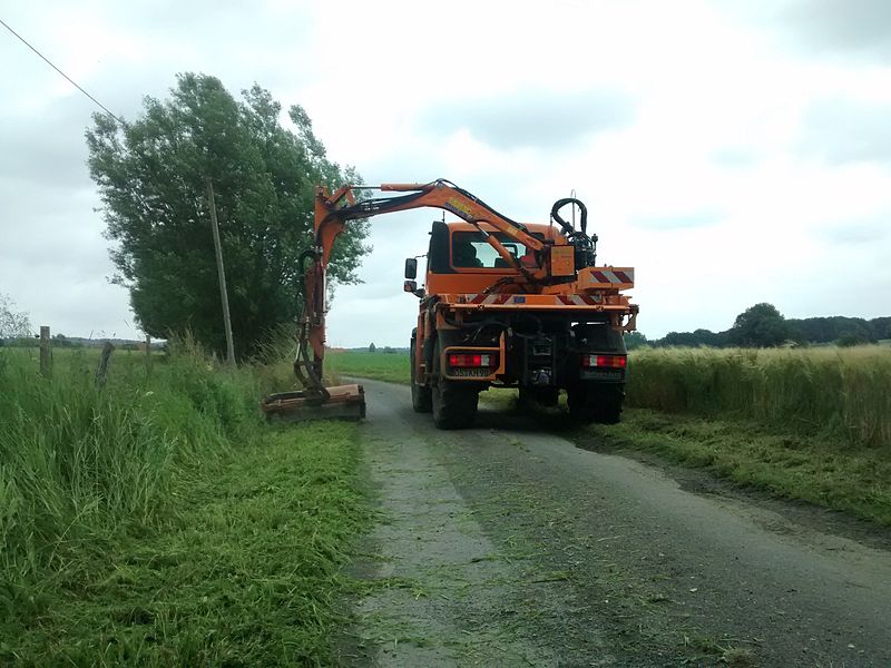 Der Unimog 800px-5Mercedes-Benz_Unimog_mit_M%C3%A4harm