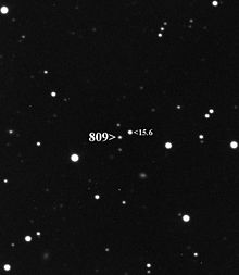 809 Lundia (videbla magnitudo 16,6) apud stelo de videbla magnitudo 15,6.