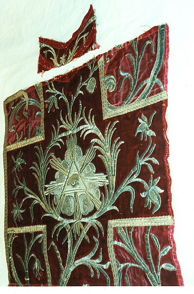 File:A- Fragments of a chasuble MET SF-1975-1-2409.jpg