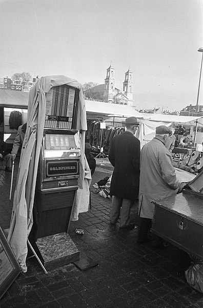 File:Aanleg nieuw stuk tramrails voor lijn 9 op Waterlooplein grote fruitautomaat te, Bestanddeelnr 928-8817.jpg