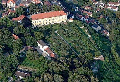 So kommt man zu Schloss Dachau mit den Öffentlichen - Mehr zum Ort Hier