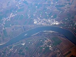 The Po river as it enters the province of Rovigo near Melara Aerial view of Melara Italy.jpg