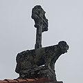 Estatua do muro piñón da igrexa de Santa María.