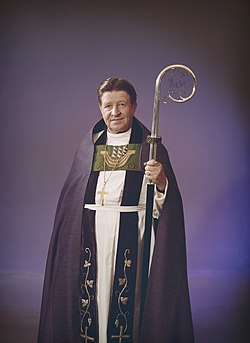 Aimo T. Nikolainen piispana vuonna 1973.