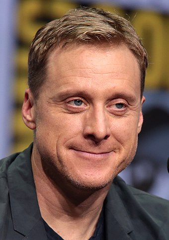 Alan Tudyk returns to voice a different character, named KnowsMore. Tudyk previously voiced King Candy in the first film.