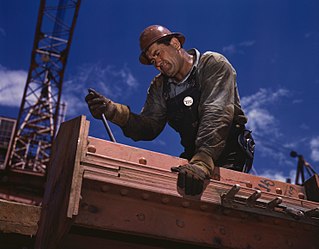 <span class="mw-page-title-main">Rigger (industry)</span> Worker in lifting, landing and assembly of large or heavy objects