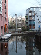 Snoekjesgracht looking to the north, with buildings from the 1980s and the pillar-shaped artwork by Wim Tap.