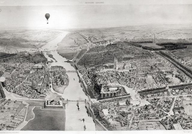 Angers around 1850, with the river Maine at the middle, the castle and the medieval town on the right bank and La Doutre and its river port on the lef