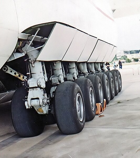 File:Antonov-225 main landing gear 2.jpg