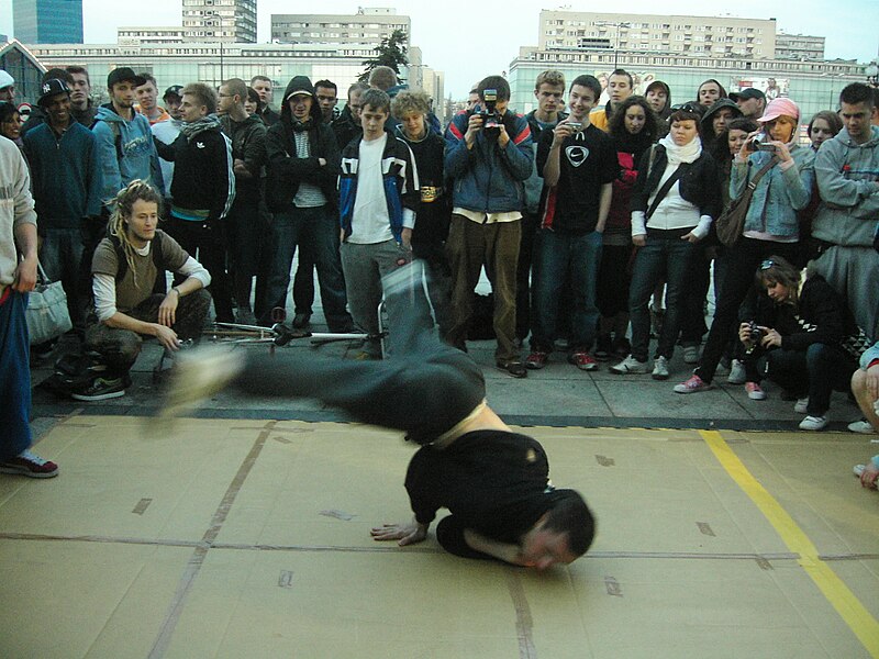 File:April 2007 breakdancing in Warsaw 14.jpg