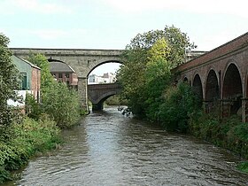 Bögen über den River Aire, rechts das Straßen-Viadukt