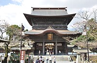 Porttornet[en] Aso-jinja Shrine, en viktig kulturell egendom, förstördes av jordbävningen (foto från 2012)