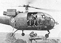Paraquedistas durante um heliassalto com um Allouette III.