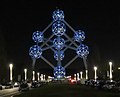 Atomium mula sa likod sa gabi