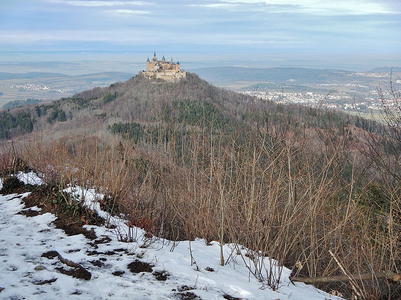 File:Ausblick vom Traufgänger-Weg zur Burg Hohenzollern - panoramio.jpg