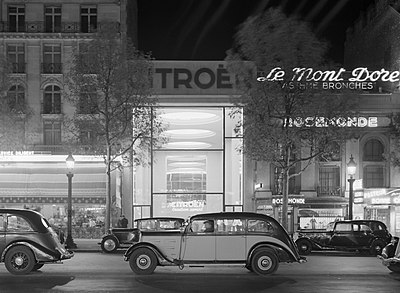Auto's op de Champs-Elysées, met op de achtergrond de verlichte showroom van Cit, Bestanddeelnr 191-0378.jpg