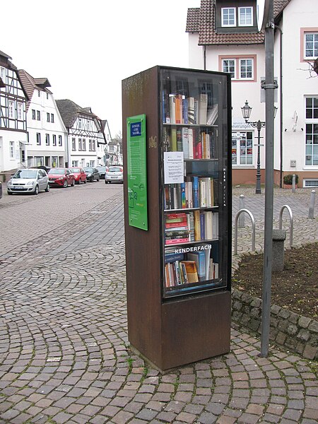 File:Bücherschrank, 1, Kellerplatz, Beverungen, Landkreis Höxter.jpg