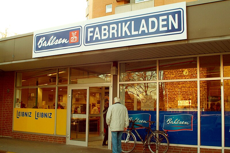 File:Bahlsen Fabrikladen Sutelstraße Hannover-Bothfeld gegenüber der Kirche.jpg