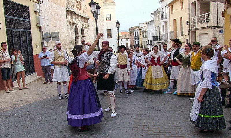 File:Ball dels Locos Olleria Magdalena-7 (cropped).jpg