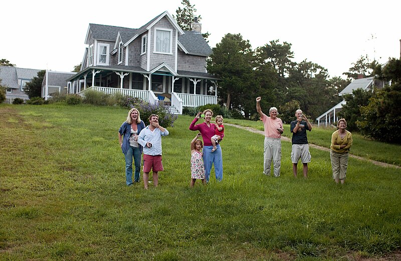 File:Barack Obama's family’s vacation at Martha’s Vineyard.jpg