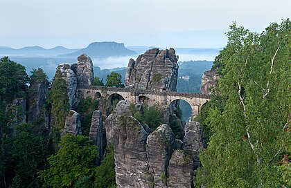 Ponte de Bastei, nas Montanhas de Arenito do Elba, Saxônia, Alemanha. (definição 7 440 × 4 822)