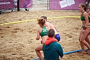 Deutsch: Beachhandball bei den Olympischen Jugendspielen 2018; Tag 6, 12. Oktober 2018; Mädchen, Hauptrundenspiel – Ungarn-Niederlande 2:1 English: Beach handball at the 2018 Summer Youth Olympics at 12 October 2018 – Girls Main Round – Hungary-Netherlands 2:1