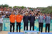 Deutsch: Beachvolleyball bei den Olympischen Jugendspielen 2018; Tag 11, 17. Oktober 2018; Jungen, Medaillenzeremonie - Gold: Schweden (David Åhman & Jonatan Hellvig), Silber: Niederlande (Matthew Immers & Yorick de Groot), Bronze: Argentinien (Bautista Amieva & Mauro Zelayeta) English: Beach volleyball at the 2018 Summer Youth Olympics at 17 October 2018 – Boys Victory ceremony - Gold: Sweden (David Åhman & Jonatan Hellvig), Silver: Netherlands (Matthew Immers & Yorick de Groot), Bronze: Argentina (Bautista Amieva & Mauro Zelayeta)