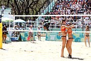 Deutsch: Beachvolleyball bei den Olympischen Jugendspielen 2018; Tag 9, 15. Oktober 2018; Mädchen, Viertelfinale: USA-Spanien 2–1 (21–19/17–21/15–9) English: Beach volleyball at the 2018 Summer Youth Olympics at 15 October 2018 – Girls Quarterfinals: USA-Spain 2–1 (21–19/17–21/15–9)