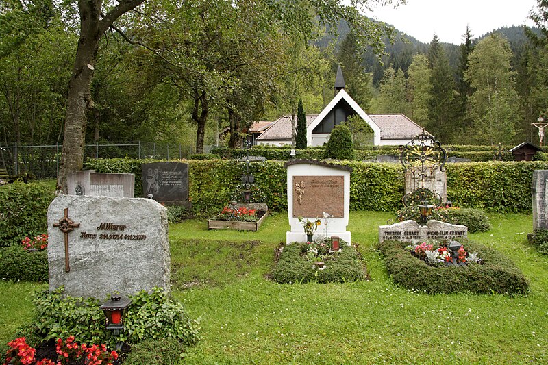 File:Bergfriedhof-bjs110703-02.jpg