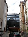 Blick von der Freiburger Rosastraße auf die Aula des St.-Ursula-Gymnasiums