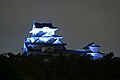 日本語: 2008年11月14日の夜、「世界糖尿病デー」のテーマカラーのブルーにライトアップされた姫路城。ほぼ北側から撮影。